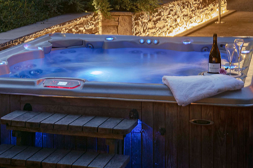 Jacuzzi sur la terrasse d'un chalet en haute savoie