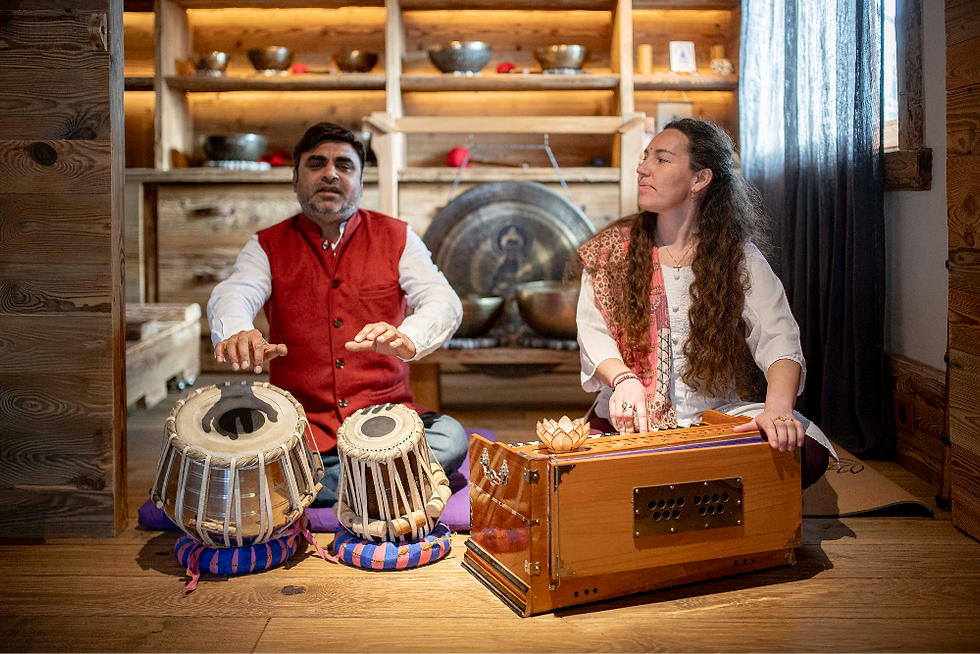 Sunil et Isabelle réunis autour des instruments après un Kirtan au Chalet Les Cerises
