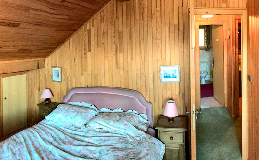 une chambre rétro dans un chalet