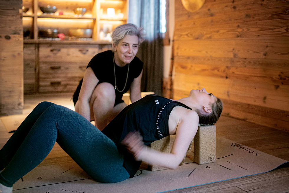 Véronique accompagne son élève pendant une séance privée de yoga