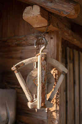 Une poulie en bois dans un chalet de Haute Savoie