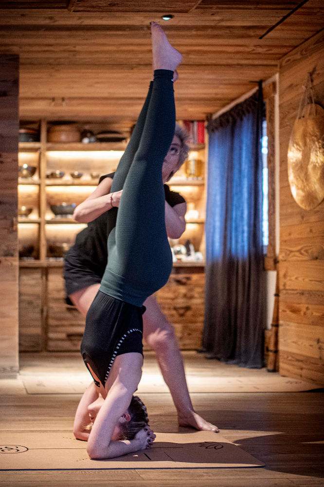 Posture verticale de yoga des fascias dans l’espace privé du chalet