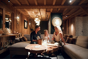 Famille dans le salon d'un chalet en bois en Haute-Savoie