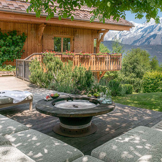 Salon de jardin face au Mont-blanc dans un chalet