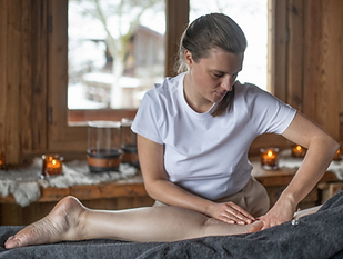 massage jambe chalet montagne hiver vue jardin neige