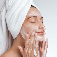 Femme qui se lave le visage