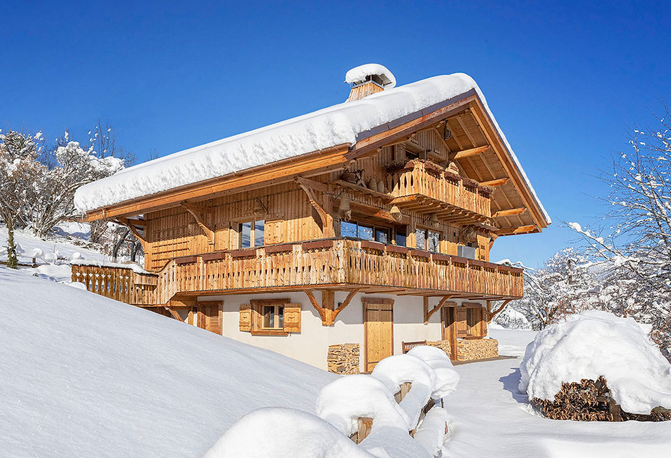 chalet en bois sous l neige, ciel bleu