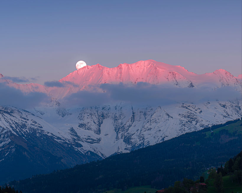 Lever de pleine lune derrière le Mont-Blanc rose au crépuscule