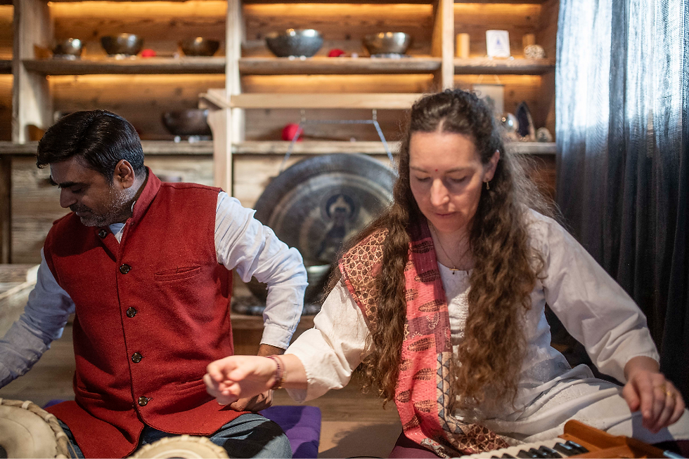 Sunil et Isabelle chantent ensemble pendant un Kirtan privé