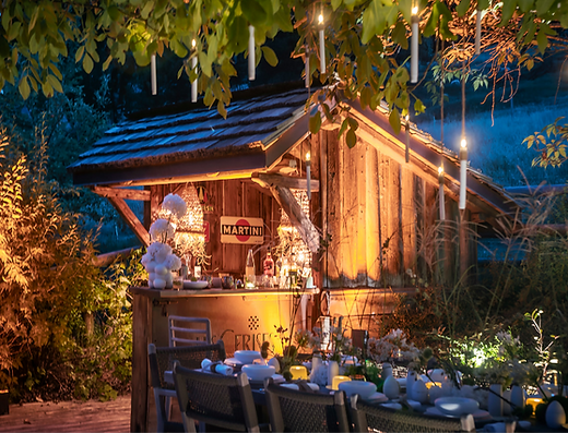 Bar de jardin au crépuscle en été dans le jardin d'un chalet près de Megève.