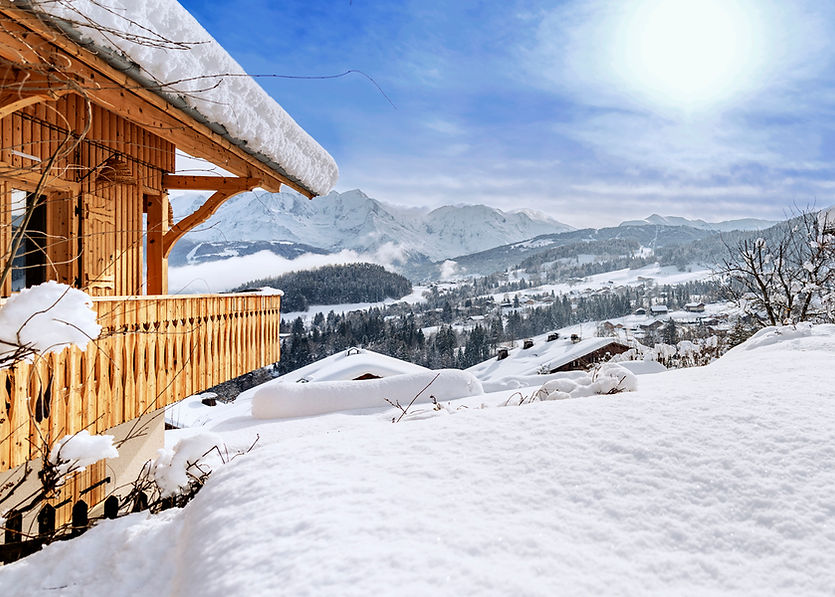 Vue sur la montagne enneigée depuis un chalet en location avec jacuzzi privé