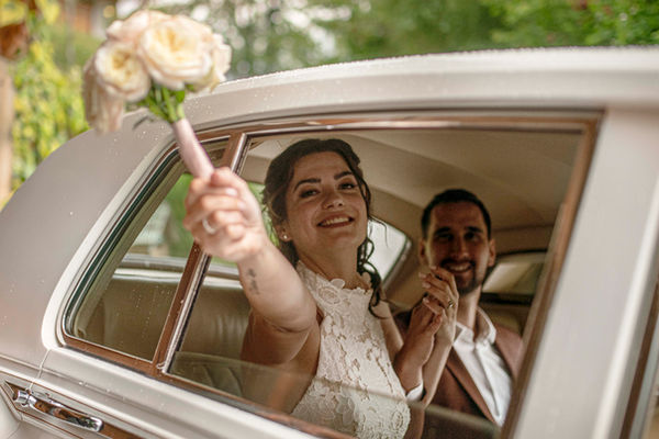 Jeunes mariés dans une voiture de mariage devant le chalet & spa les Cerises Haute Savoie