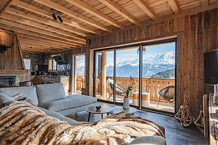 Salon d'un chalet de luxe avec jacuzzi privatif en Haute Savoie