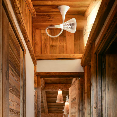 un luminaire contemporain Artemide dans un chalet de montagne en bois