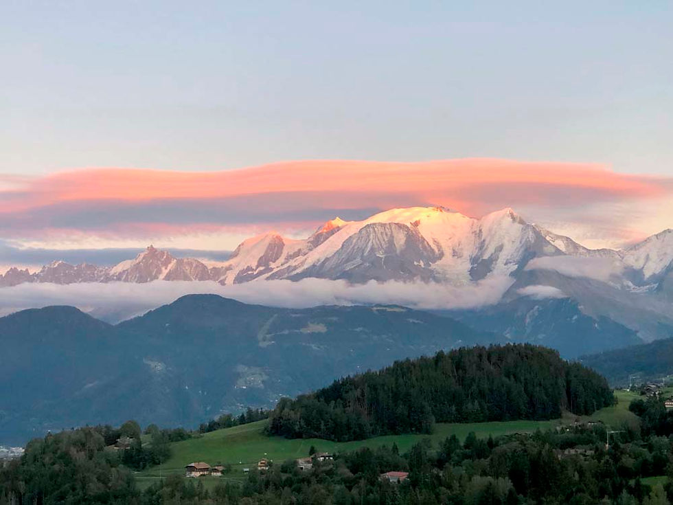 Massif du Mont-Blanc au coucher du soleil sous un nuage lenticulaire rose vu depuis Cordon