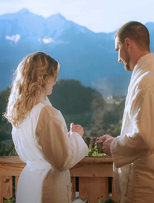 Couple en peignoir au lever du soleil face au Mont-Blanc