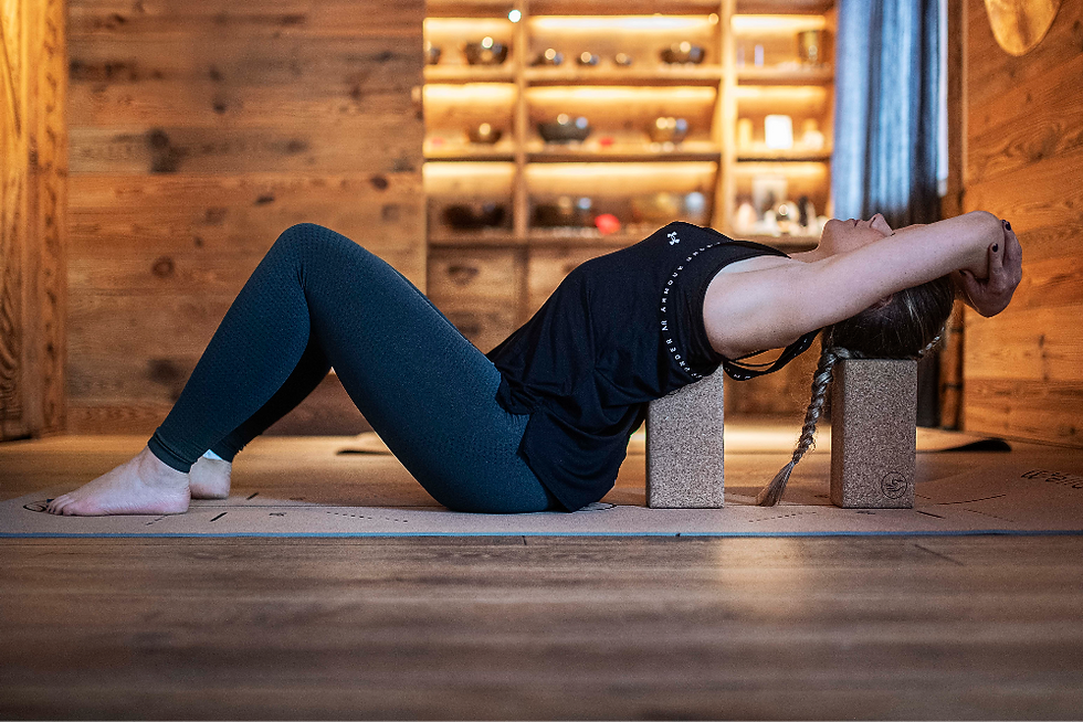 Posture de repos au sol à la fin d’une séance de yoga des fascias