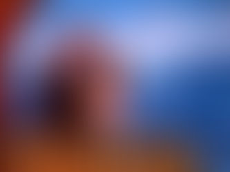 Un couple de jeune mariés au crépuscule sur le balcon d'un chalet en hiver avec le Mont-Blanc en arrière-plan