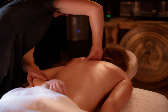 Femme de faisant masser dans un chalet avec spa