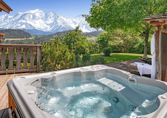 Jacuzzi privé sur la terrasse d'un chalet en location près de Megève