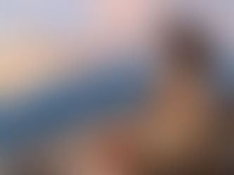 Femme pratiquant la méditation face aux montagnes