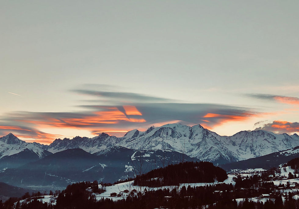 Massif du Mont-Blanc avec nuages roses et gris en hiver