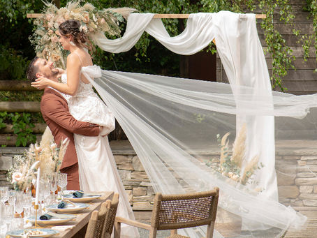 Couple lors d'un mariage champêtre en Haute Savoie dans le jardin d'un chalet