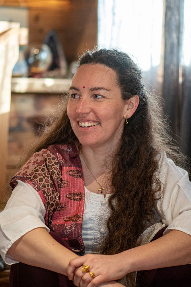 Isabelle chante pendant un Kirtan avec Sunil au Chalet Les Cerises