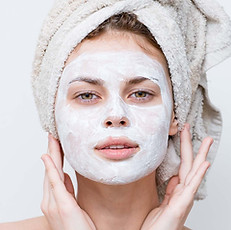 Femme dans une baignoire de chalet