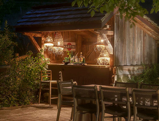 Bar extérieur du Chalet Les Cerises pour soirée privée dans le jardin