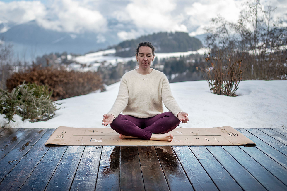 Isabelle pendant un temps de yoga et de méditation face au Mont-Blanc