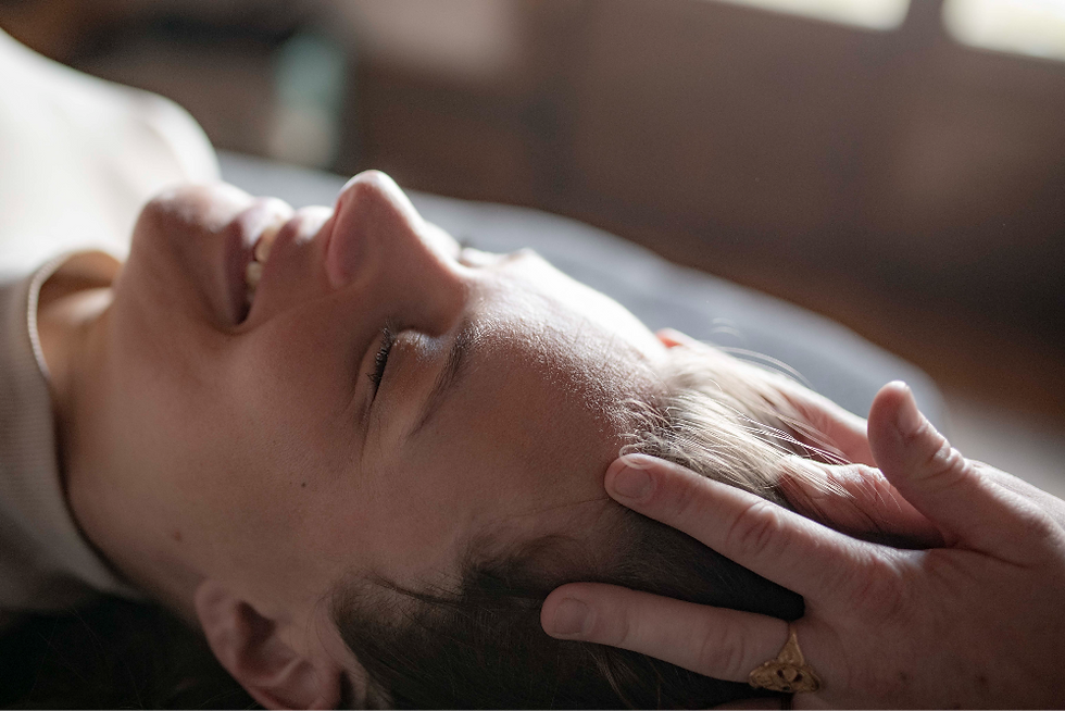 Détail des mains d’Isabelle au niveau du crâne pendant une séance d’ostéopathie