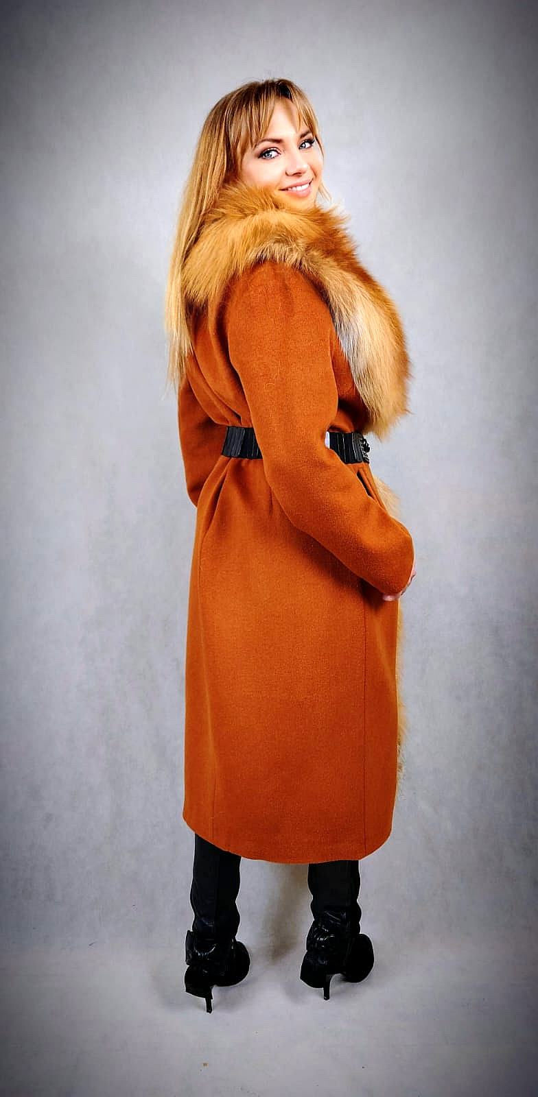 Miniatura: Płaszcz bogato  obszyty futrem naturalnym z lisa z jednej strony. - Rudy i Szary