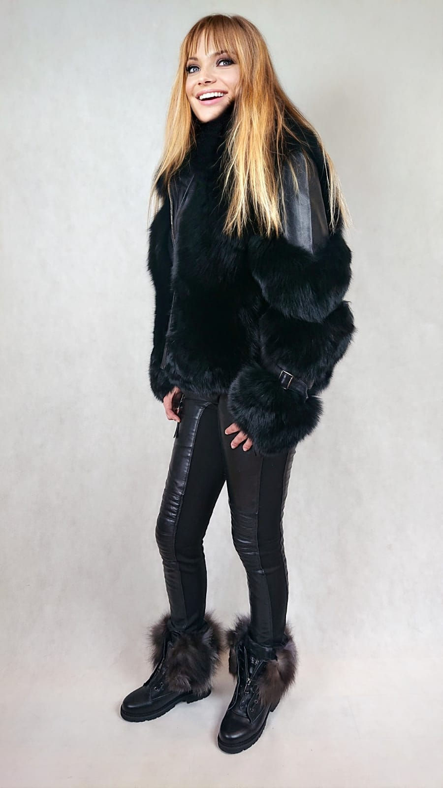 Miniatura: Futerkoz Lisa na skórze z paskiemi klamerką na plecach