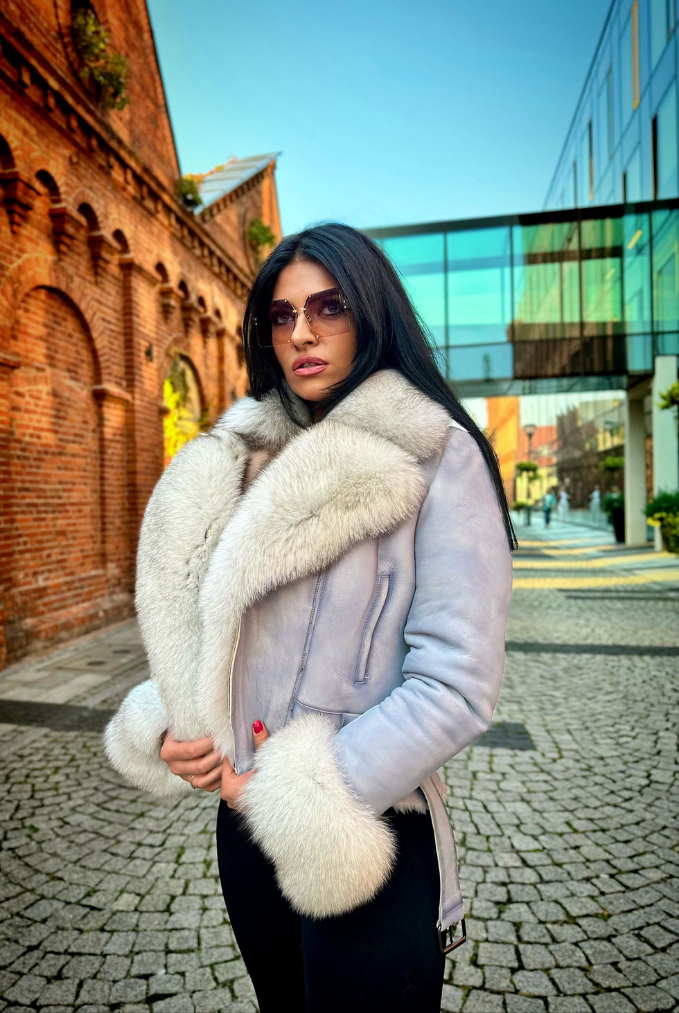 Miniatura: Błekitny kożuszek z futerm lisa, widok z boku.