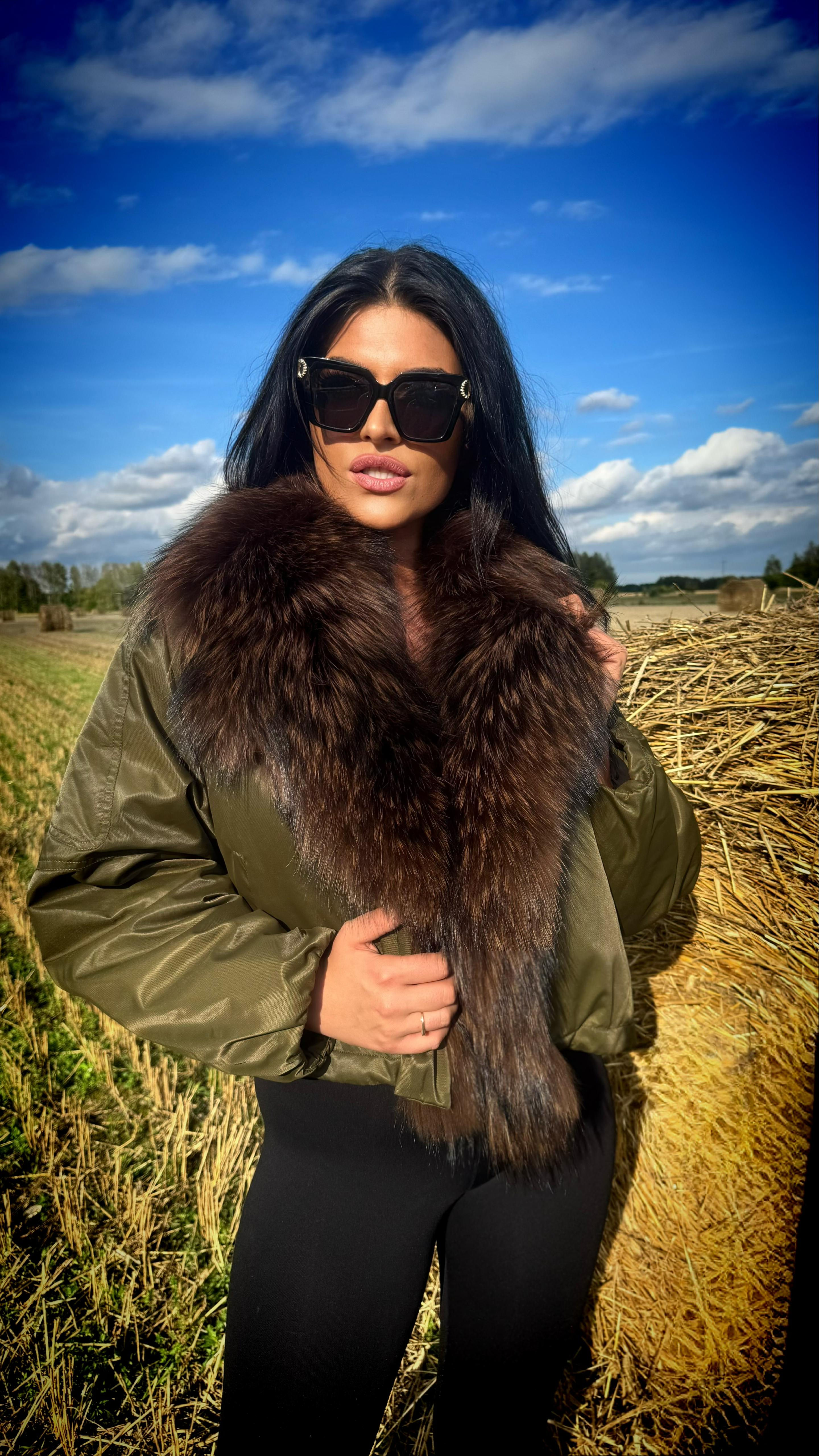 krótka kurtka z futrem z jenota w kolorze khaki