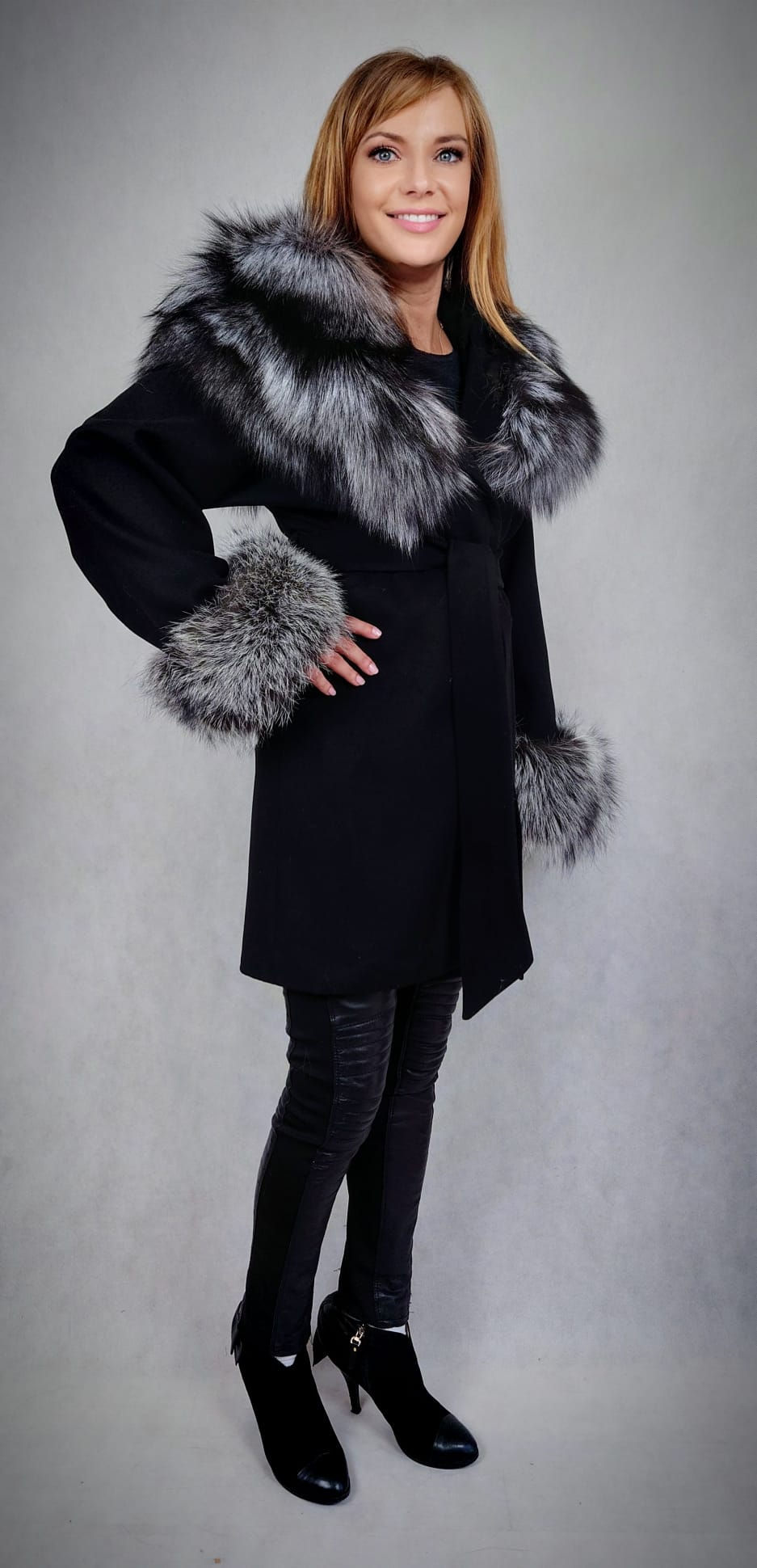 Miniatura: Płaszcz z kaszmiru, z kapturem z lisa