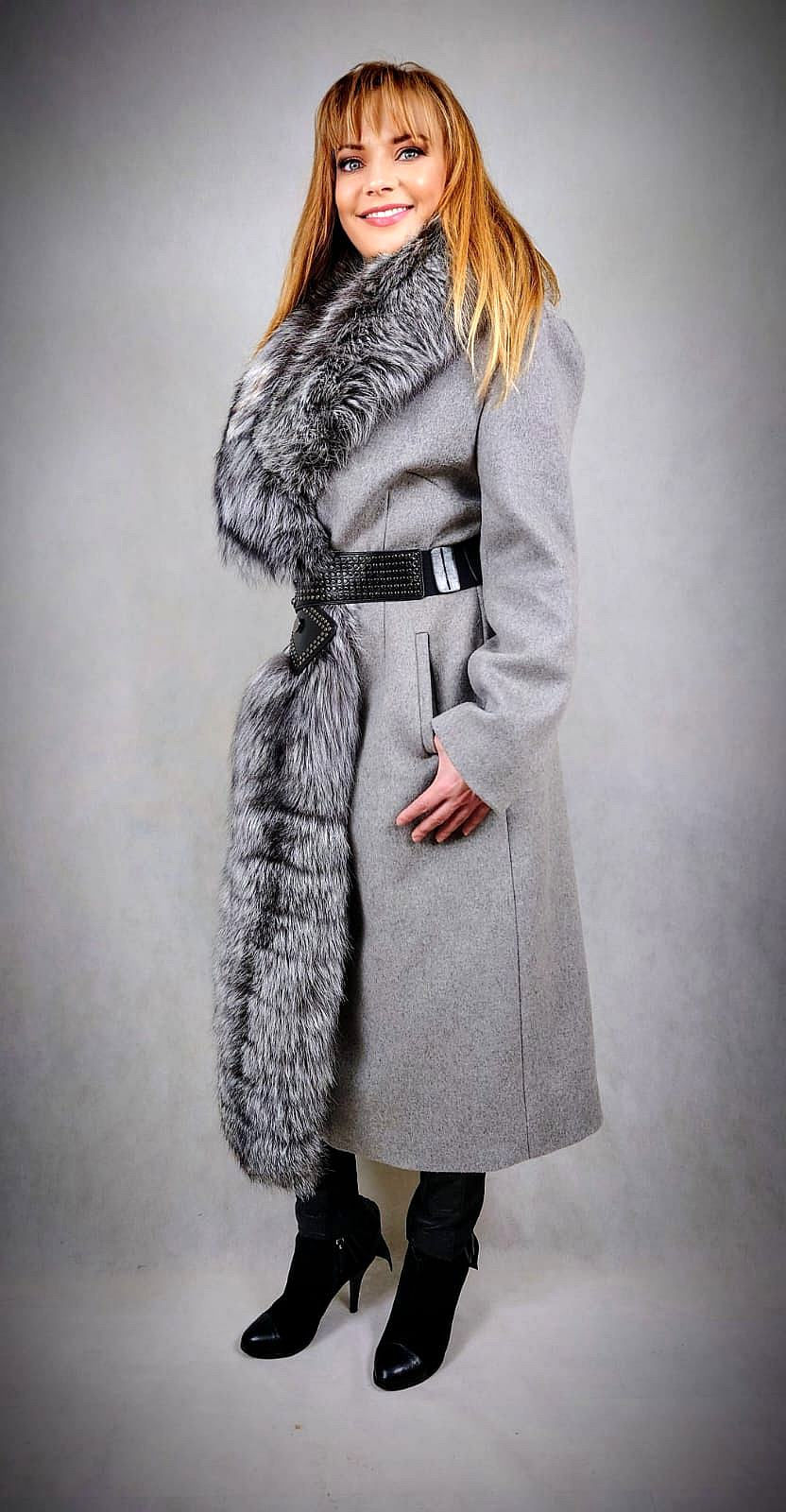 Miniatura: Płaszcz bogato  obszyty futrem naturalnym z lisa z jednej strony. - Rudy i Szary
