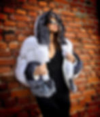 Thumbnail: futerko z białego lisa wykończone srebrnym lisem