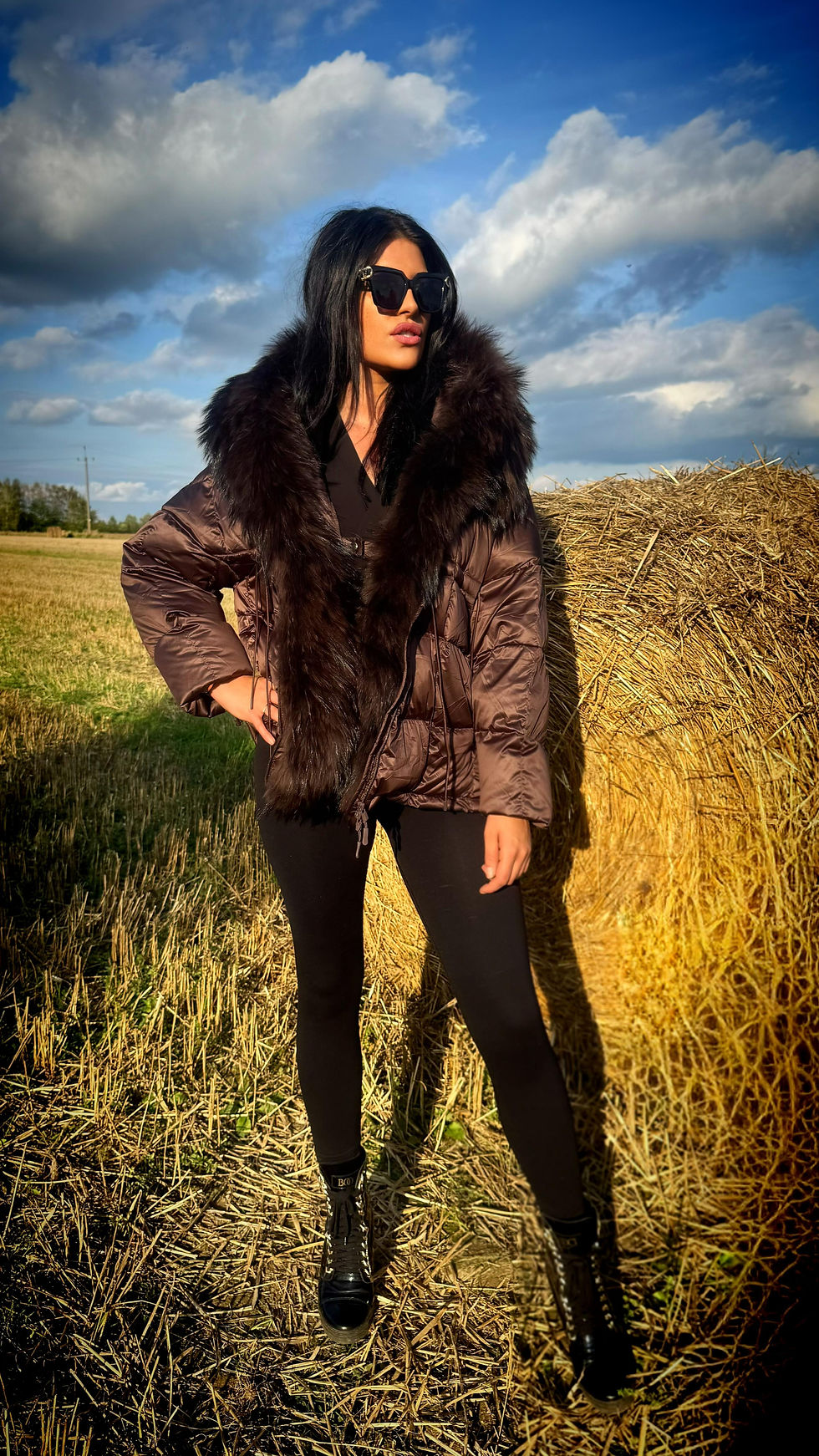 Thumbnail: Puchowa kurtka brązowa z naturalnym futrem