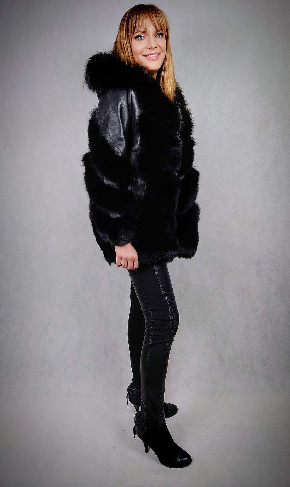 Miniatura: Naturalne  futro z lisa na skórze, rozpinane na suwak