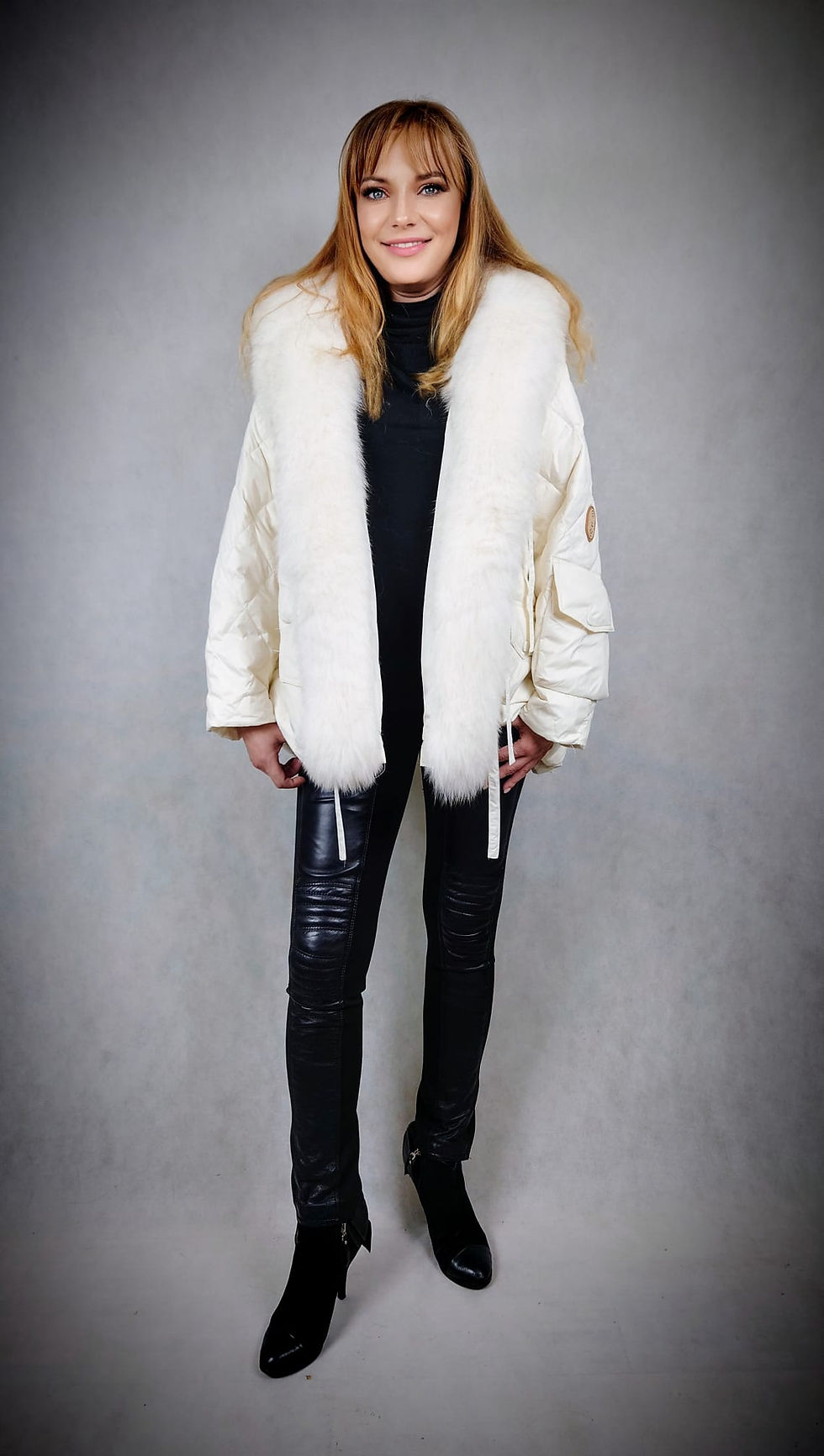 Thumbnail: Kurtka puchowa - obszyciez naturalnego futra, wchodzące na plecy