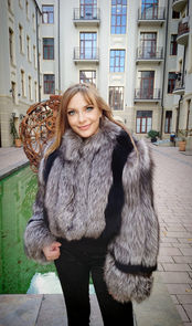 Jak nosić krótkie futerko w sezonie 2025/2026?