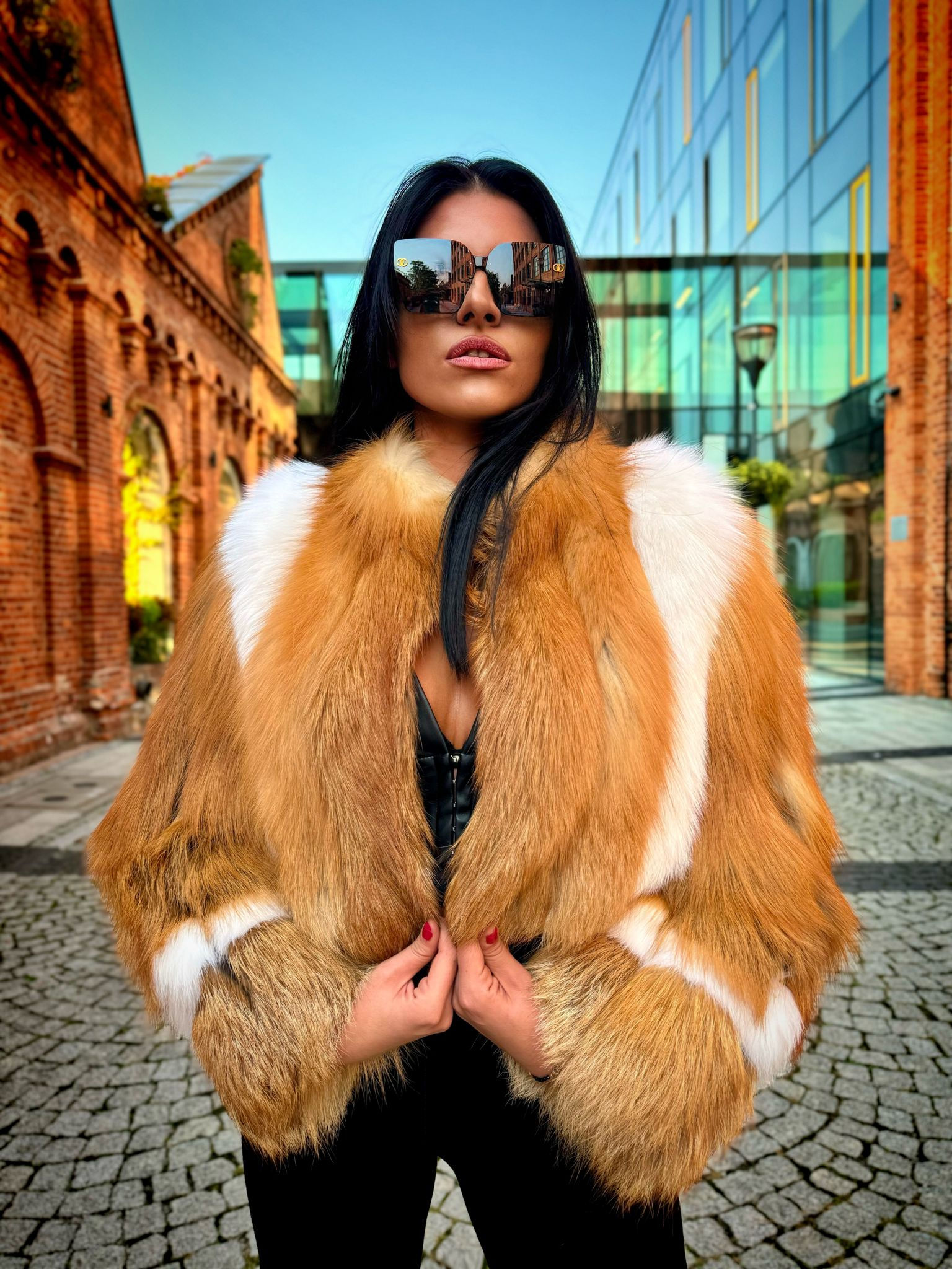 Rudo-białe futro z lisa, widok z przodu.