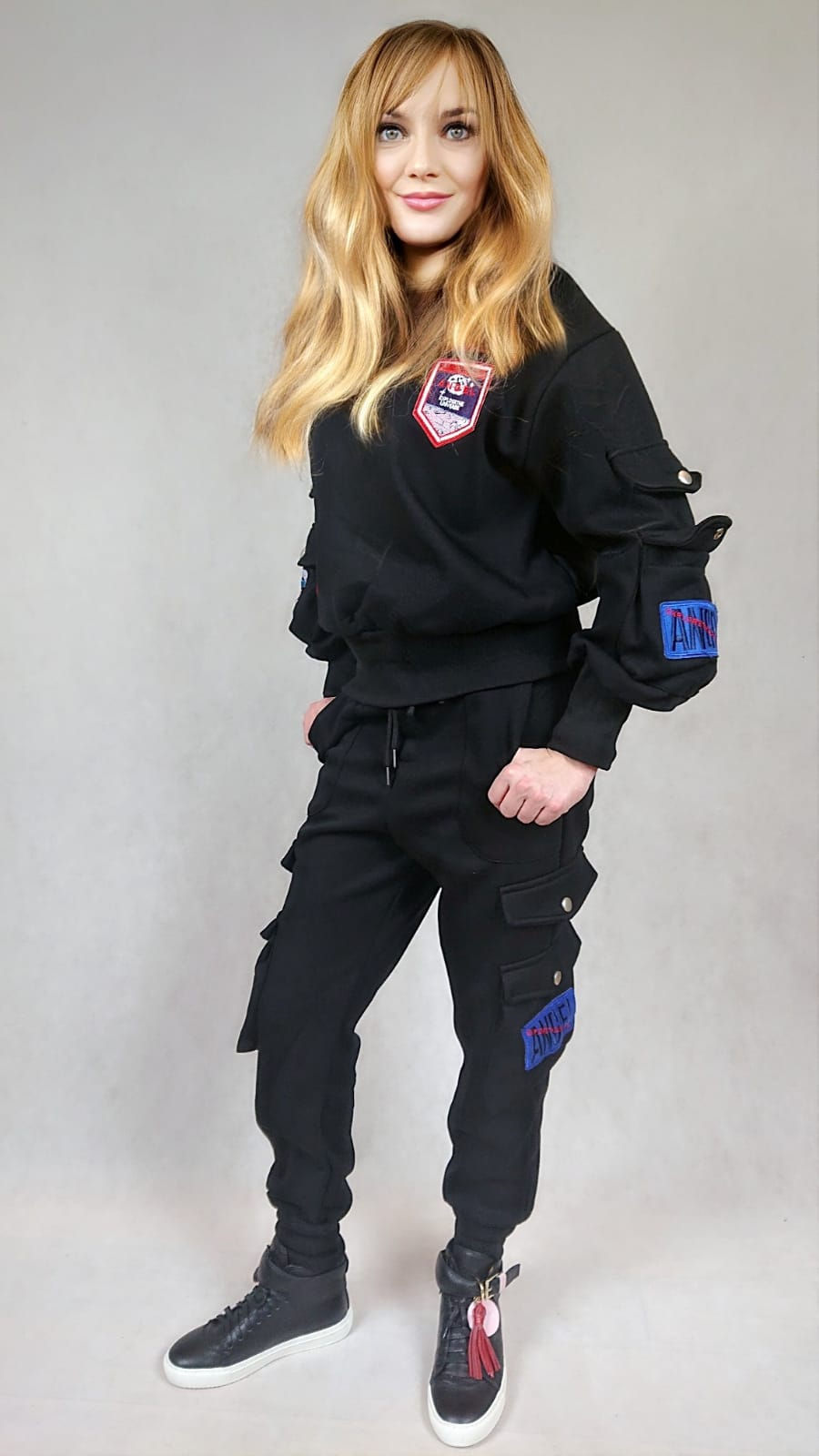 Miniaturbild: Dres z kieseniami nanogawkach i rękawach