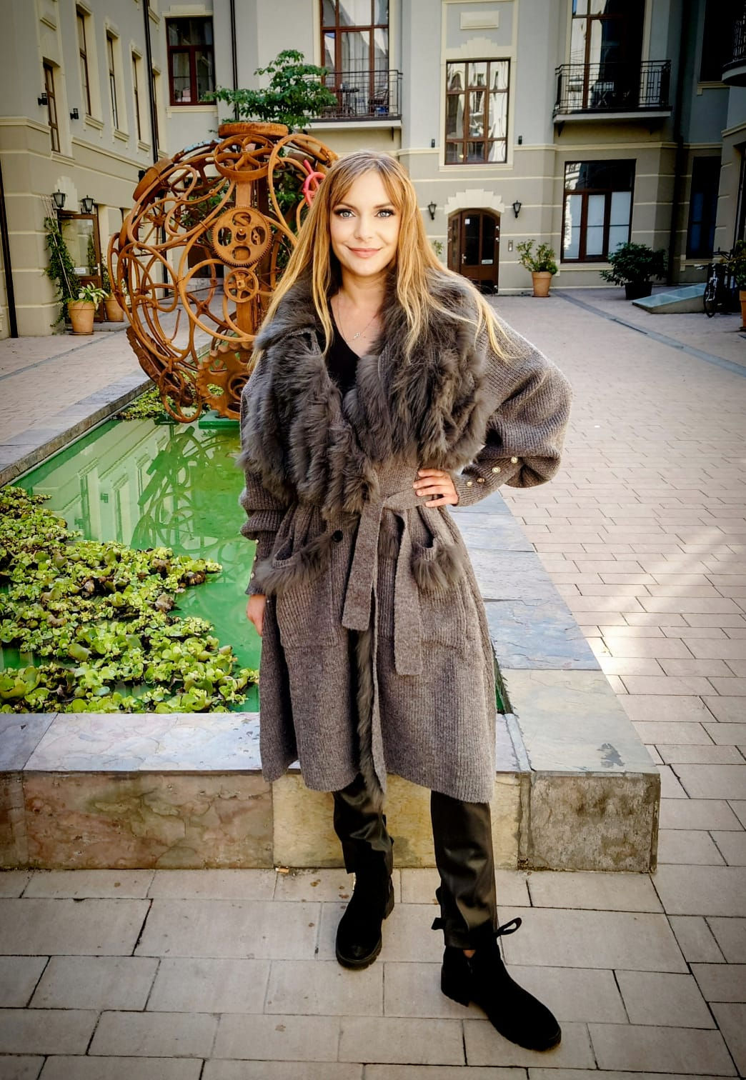 Damskie długie swetry - kardigany z futrem naturalnym zapinane dwurzędowo.