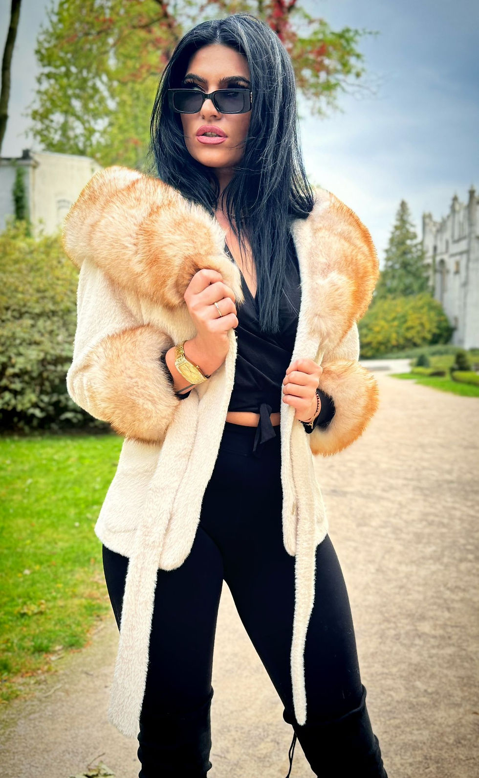 Miniatura: Krótka kurtka z Alcantary obszyta futrem z lisa.