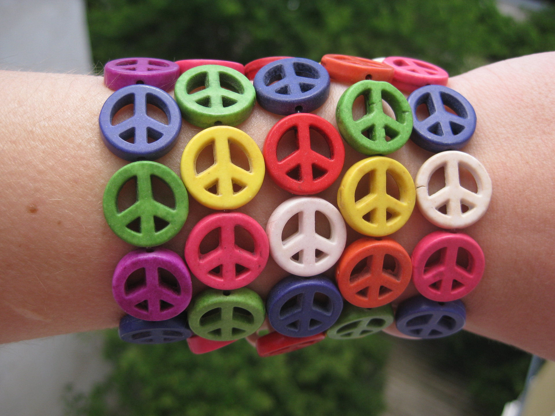 Howlite Peace Sign Elastic Bracelet