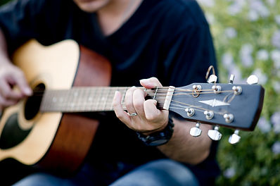 imagen-guitarrista-joven-tocando-guitarr