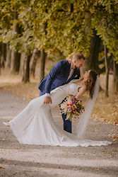 Bruidspaar poseert tijdens een huwelijksshoot in Park Fort Liezele door Souvenirs de Zoë Fotografie uit Puurs.